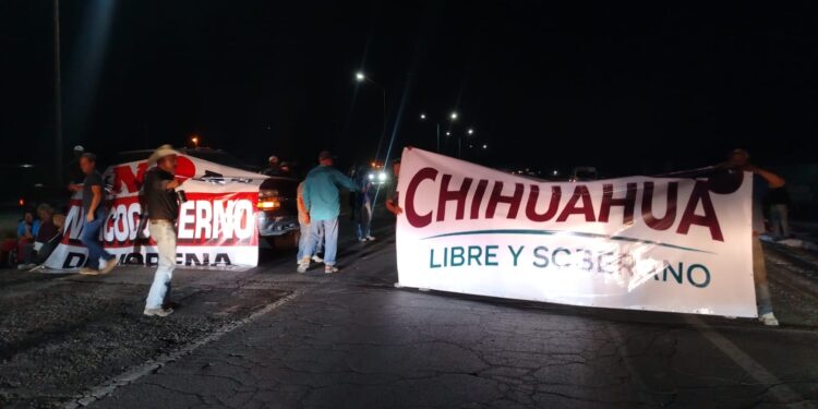 Bloquean la carretera 45 en Meoqui contra presuntos acarreados de Morena