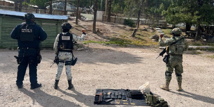 Aseguran armas, cartuchos útiles, equipo táctico y droga en Guadalupe y Calvo