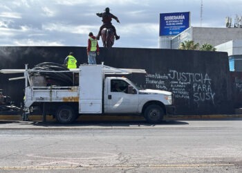 Ayuntamiento limpia la glorieta de Pancho Villa tras pintas del 8M; se dividen opiniones
