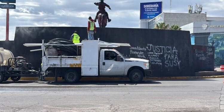 Ayuntamiento limpia la glorieta de Pancho Villa tras pintas del 8M; se dividen opiniones