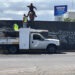 Ayuntamiento limpia la glorieta de Pancho Villa tras pintas del 8M; se dividen opiniones