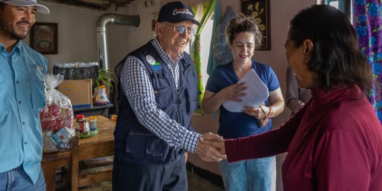 Gobierno de Cuauhtémoc lleva apoyos a familias de escasos recursos
