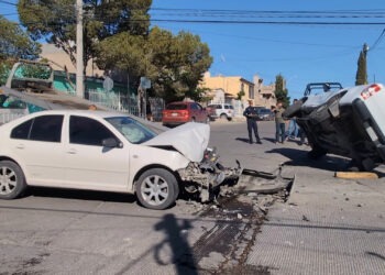 Vuelca pick up de agente municipal tras choque en la colonia Campesina