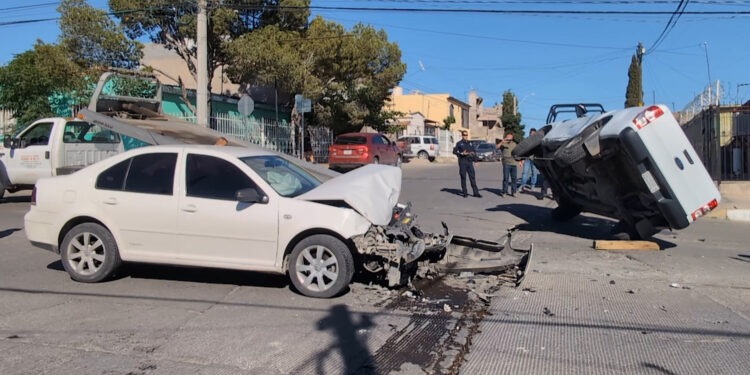 Vuelca pick up de agente municipal tras choque en la colonia Campesina