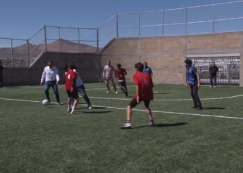 Entregan nueva cancha de futbol en la Secundaria Técnica 77