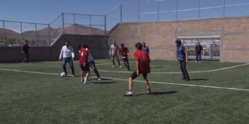 Entregan nueva cancha de futbol en la Secundaria Técnica 77