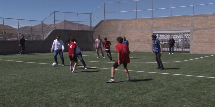 Entregan nueva cancha de futbol en la Secundaria Técnica 77