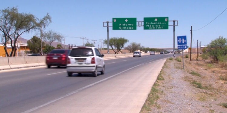 Roban con violencia cuatro vehículos en carretera Chihuahua-Aldama