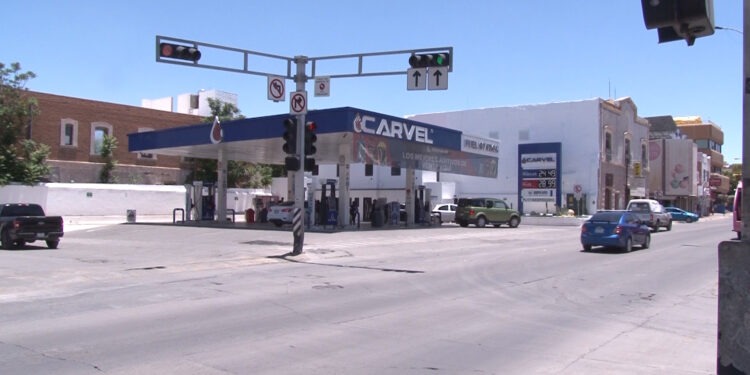 Suben precio de gasolina regular ante desabasto en Chihuahua capital