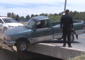 Camioneta sale del camino y casi cae a canal en Delicias