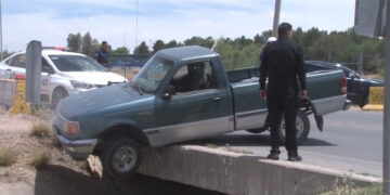 Camioneta sale del camino y casi cae a canal en Delicias