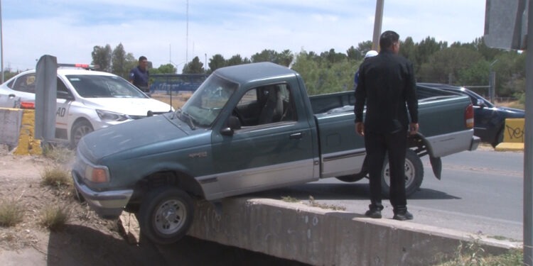Camioneta sale del camino y casi cae a canal en Delicias