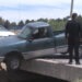 Camioneta sale del camino y casi cae a canal en Delicias