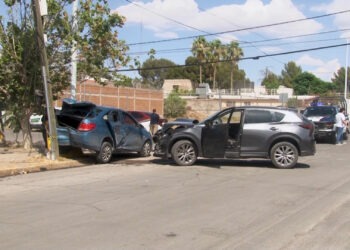 Choque en colonia San Felipe deja un vehículo proyectado contra un poste tras omisión de alto
