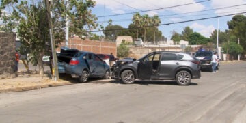 Choque en colonia San Felipe deja un vehículo proyectado contra un poste tras omisión de alto