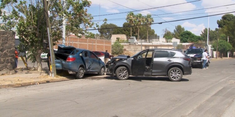 Choque en colonia San Felipe deja un vehículo proyectado contra un poste tras omisión de alto