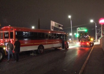 Camión maquilero provoca accidente al omitir semáforo en rojo