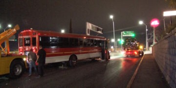 Camión maquilero provoca accidente al omitir semáforo en rojo