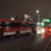 Camión maquilero provoca accidente al omitir semáforo en rojo