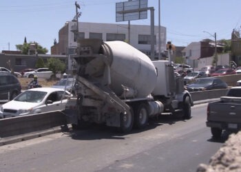Camión revolvedor impacta muro de contención en el Periférico de la Juventud