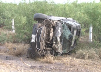 Camioneta terminó volcada tras impactar muro de contención