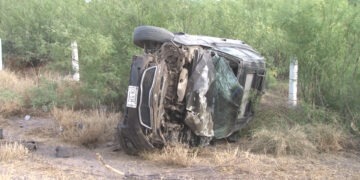 Camioneta terminó volcada tras impactar muro de contención