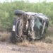 Camioneta terminó volcada tras impactar muro de contención