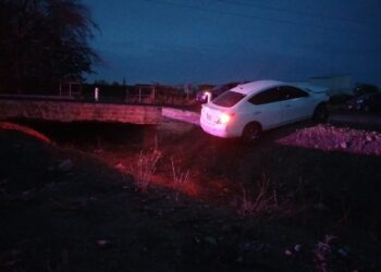 Conductora pierde el control y cae a canal en Rosales
