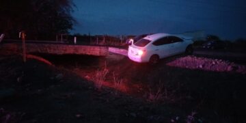 Conductora pierde el control y cae a canal en Rosales