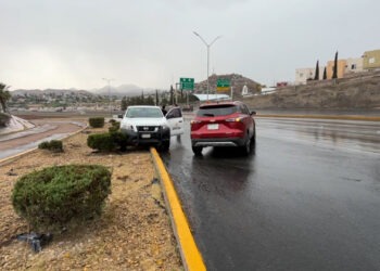 Lluvias provocan choque en el Periférico de la Juventud; dos vehículos involucrados