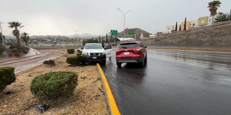 Lluvias provocan choque en el Periférico de la Juventud; dos vehículos involucrados