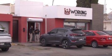 Movilización policiaca en agencia de empleo tras ataque con arma de postas en avenida Universidad