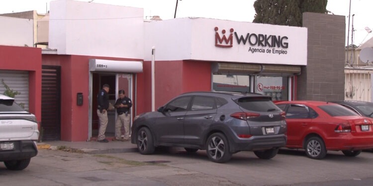 Movilización policiaca en agencia de empleo tras ataque con arma de postas en avenida Universidad