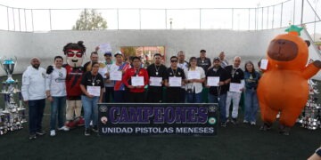 Premian a participantes del Torneo de Futbol Rápido de la Unidad Pistolas Meneses