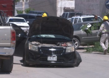 Derribó poste tras impactar auto estacionado en Delicias