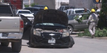 Derribó poste tras impactar auto estacionado en Delicias