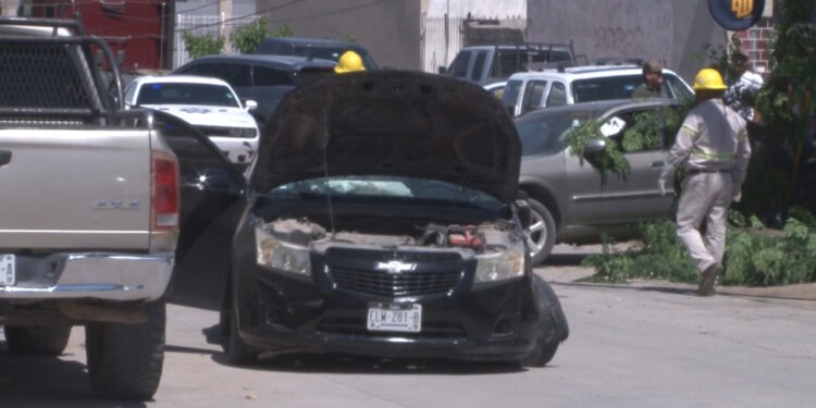 Derribó poste tras impactar auto estacionado en Delicias