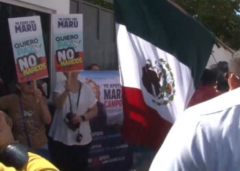 Se manifiestan en apoyo a Maru Campos frente a la FGR