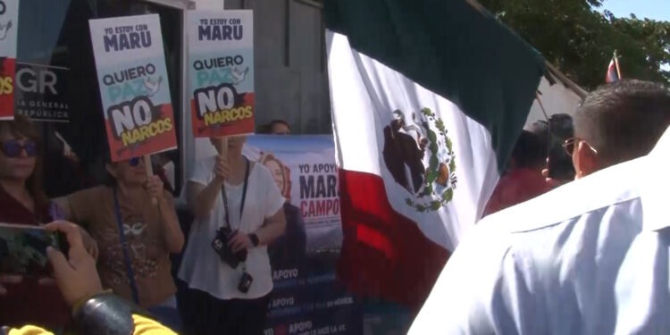 Se manifiestan en apoyo a Maru Campos frente a la FGR