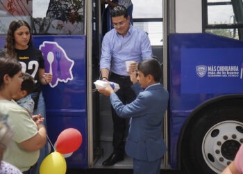 Encabezan Rafa Loera y el secretario infantil, entrega de alimentos con la unidad móvil de NutriChihuahua