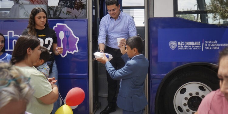 Encabezan Rafa Loera y el secretario infantil, entrega de alimentos con la unidad móvil de NutriChihuahua
