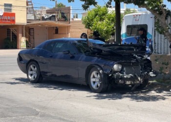 Choque entre pick up y Dodge Challenger deja cuantiosos daños en San Felipe
