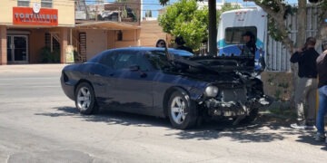 Choque entre pick up y Dodge Challenger deja cuantiosos daños en San Felipe