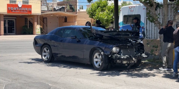 Choque entre pick up y Dodge Challenger deja cuantiosos daños en San Felipe