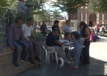 Colectivo instala módulo en Plaza de Armas para recabar firmas contra Maru Campos