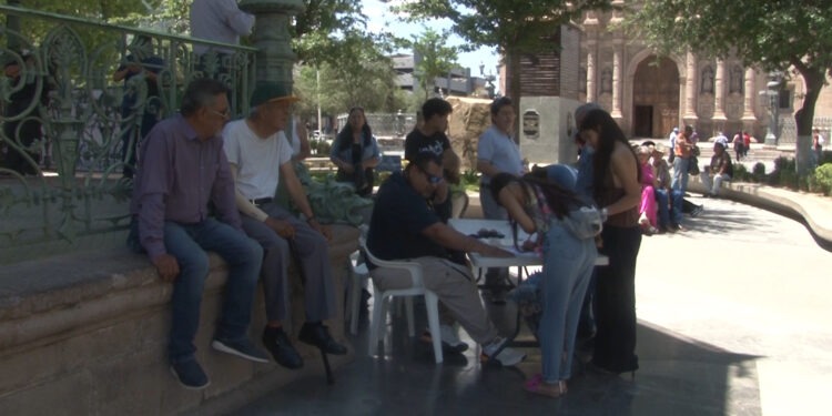 Colectivo instala módulo en Plaza de Armas para recabar firmas contra Maru Campos