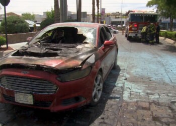 Se incendia automóvil en estacionamiento de Distrito 1