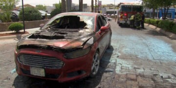 Se incendia automóvil en estacionamiento de Distrito 1