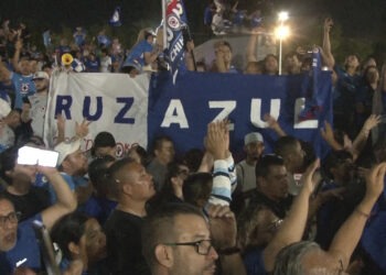 Festejan aficionados de Cruz Azul el campeonato de la Liga MX en la glorieta de Pancho Villa