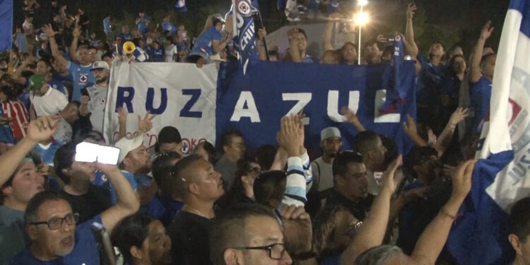 Festejan aficionados de Cruz Azul el campeonato de la Liga MX en la glorieta de Pancho Villa
